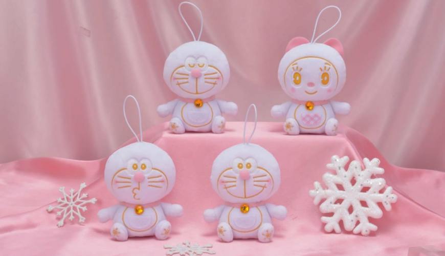 偷嘟嘴「粉雪哆啦」娃娃可爱爆！日本 SEGA 限定哆啦A梦，不抢就没了