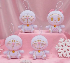 偷嘟嘴「粉雪哆啦」娃娃可爱爆！日本 SEGA 限定哆啦A梦，不抢就没了